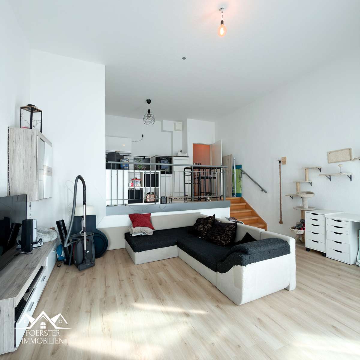 Große Fensterfronten, Empore, eigene Terrasse – 2-Zimmer-Wohnung in Herzogenrath
